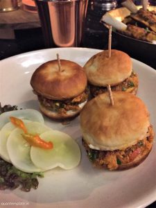 Vindaloo chicken sliders