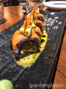 Foo Mumbai - Salmon uramaki sushi
